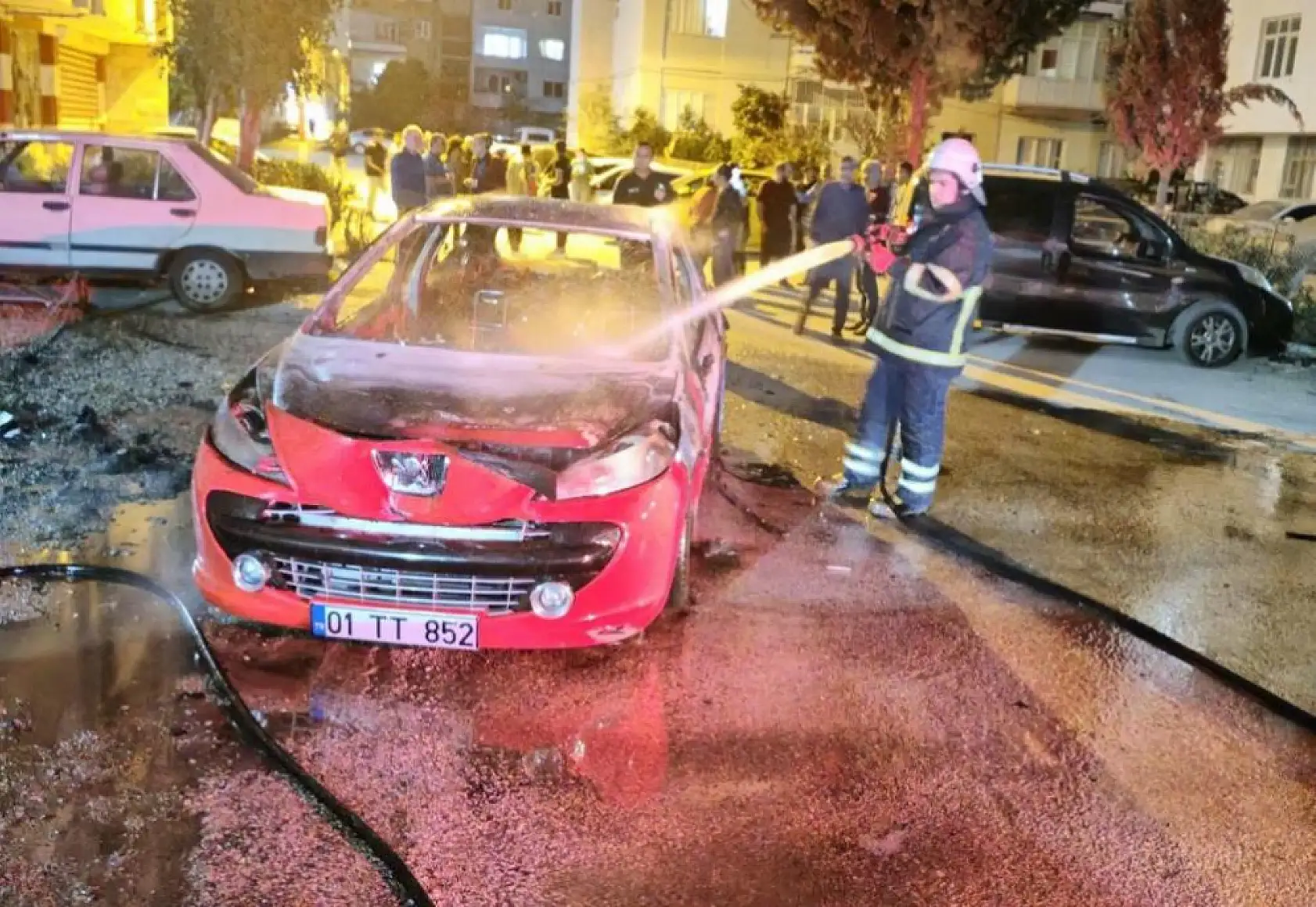 Psikolojim bozuk diyerek annesinin arabasını ateşe verdi