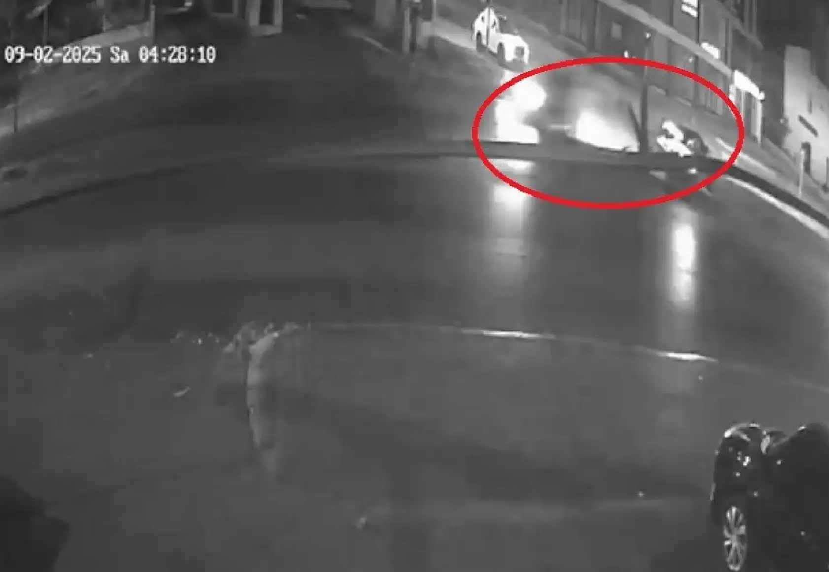 Kavşağa çıkan otomobili adeta biçti, sürücü araçtan fırladı: 3 yaralı