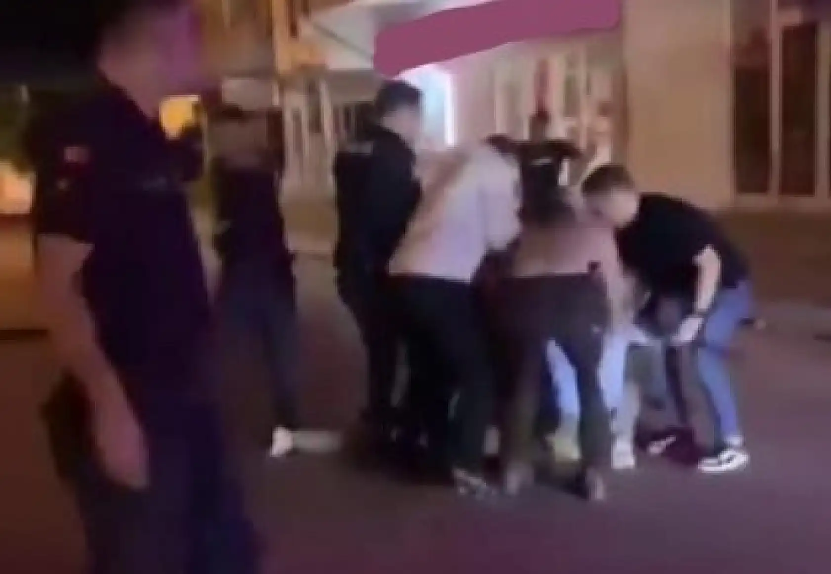 Şüphelinin yakını polise bıçakla saldırdı, yaralının yakınları tekme ve yumruk attı: 3 gözaltı