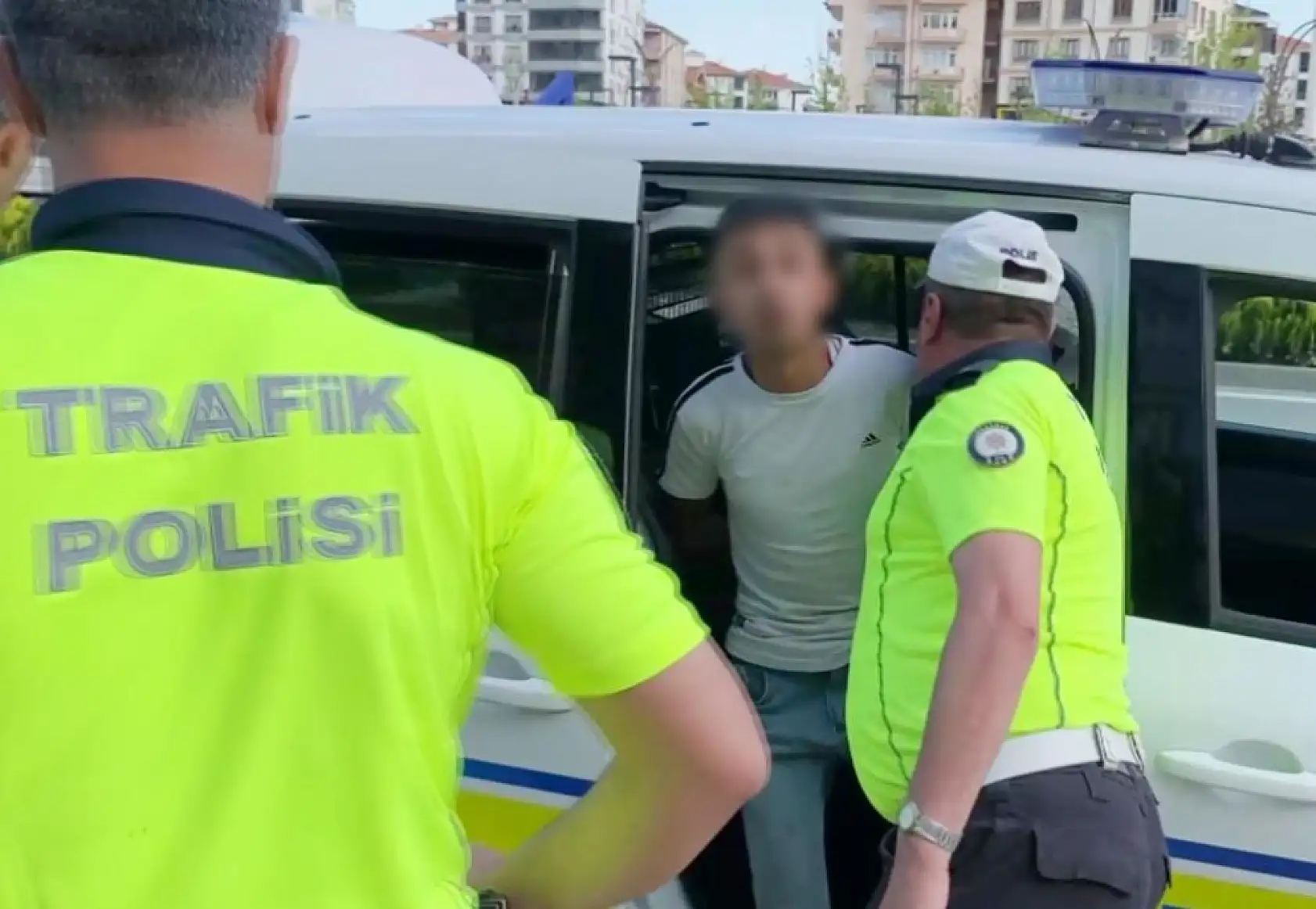 Alkollü sürücü hem polisi hem basını tehdit etti