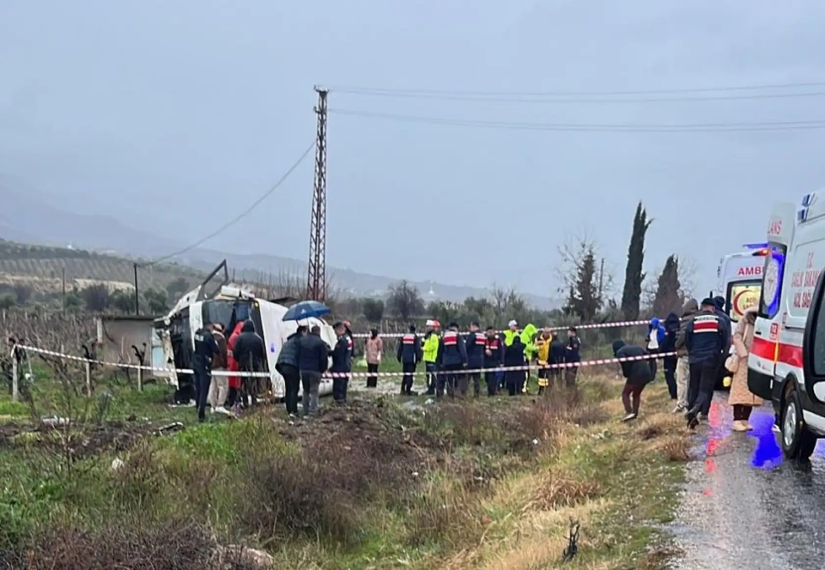 Mesaiye giden memurlar üzüm bağına uçtu 25 yaralı