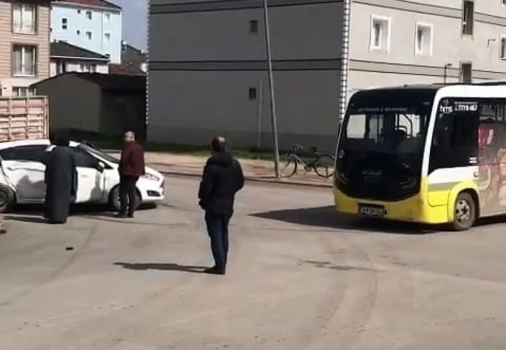 Minibüs ile otomobil çarpıştı, 1'i bebek 4 yaralı