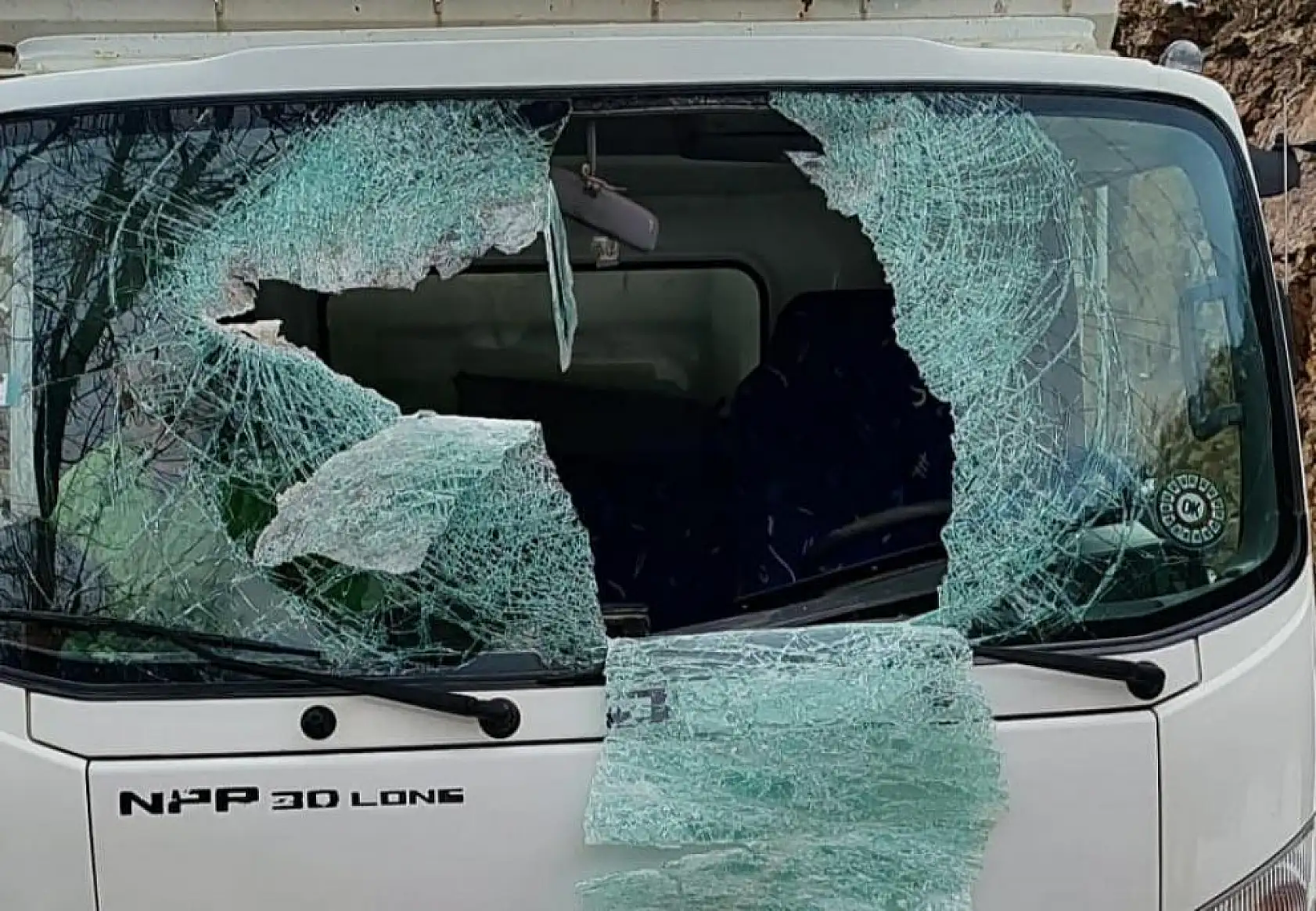 Dağdan kopan kaya parçası aracın içerisine girmişti, Sürücü hayatını kaybetti