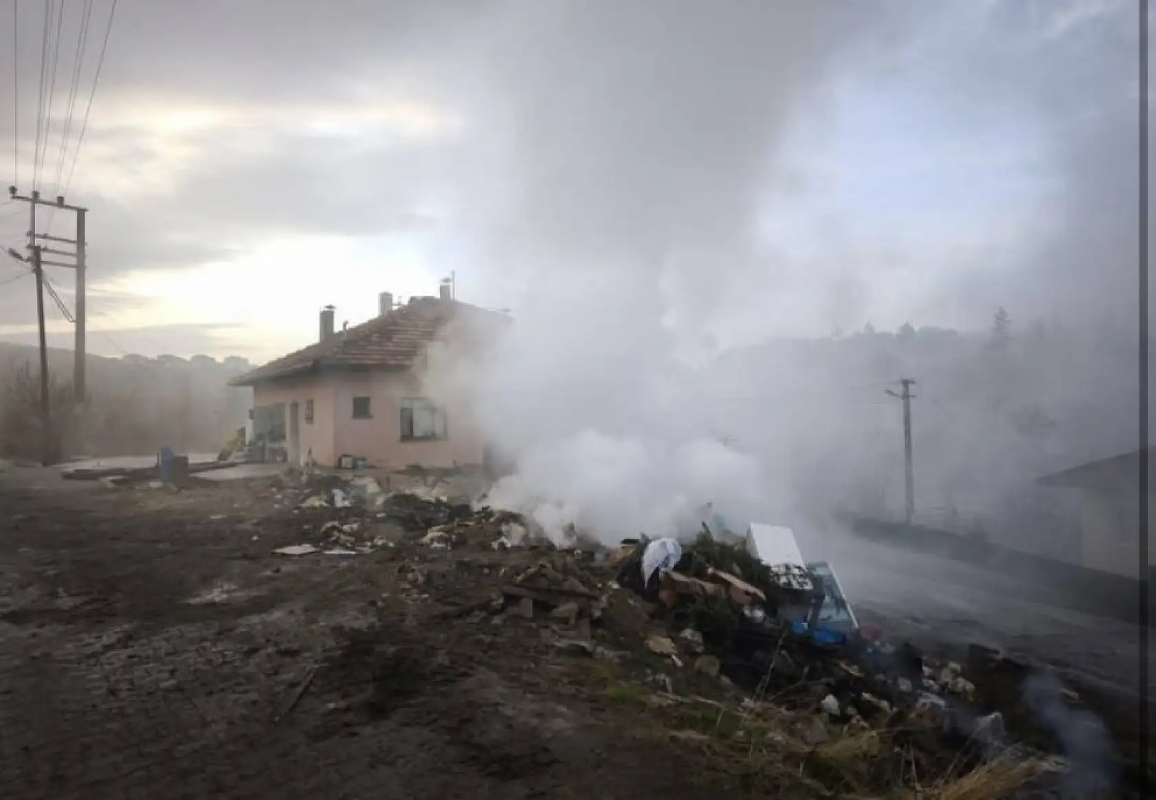 Ev alevlere teslim oldu: Yaralanan ev sahibini itfaiye erleri kurtardı