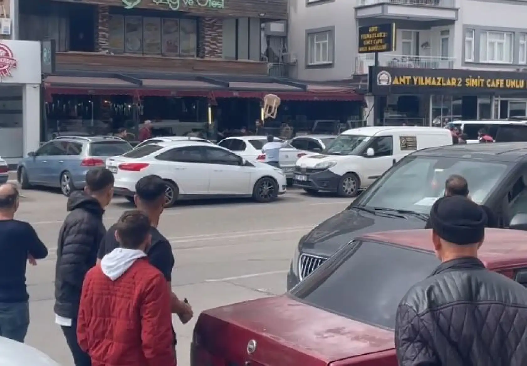 Kavgada 6'sı tabanca, 4'ü bıçak, 3'ü darp ve 1'i cam kesmesi olmak üzere 14 kişi yaralandı