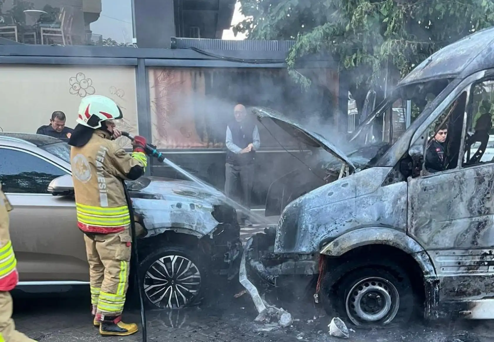 Öğrenci servisi yandı: 13 çocuk son anda kurtarıldı