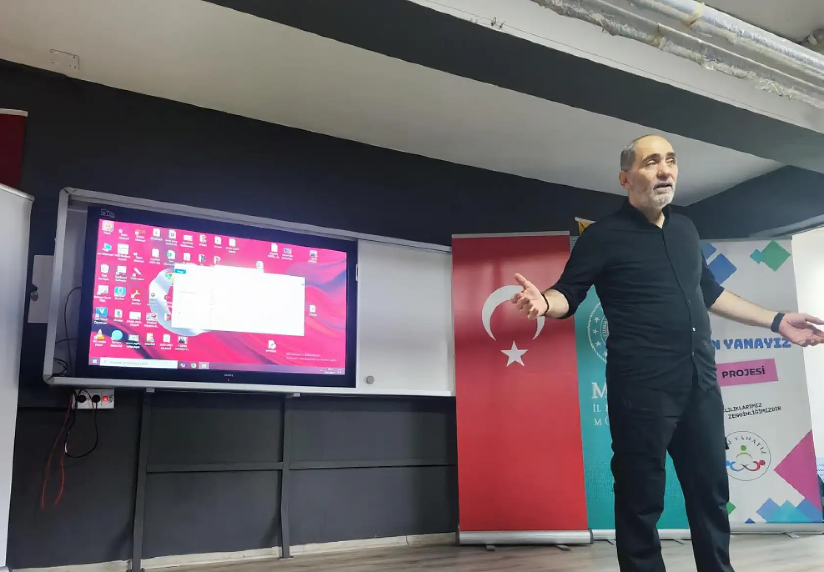 Muğla Gazi Anadolu Lisesi'nde 'İnsana Yolculuk' söyleşisi düzenlendi