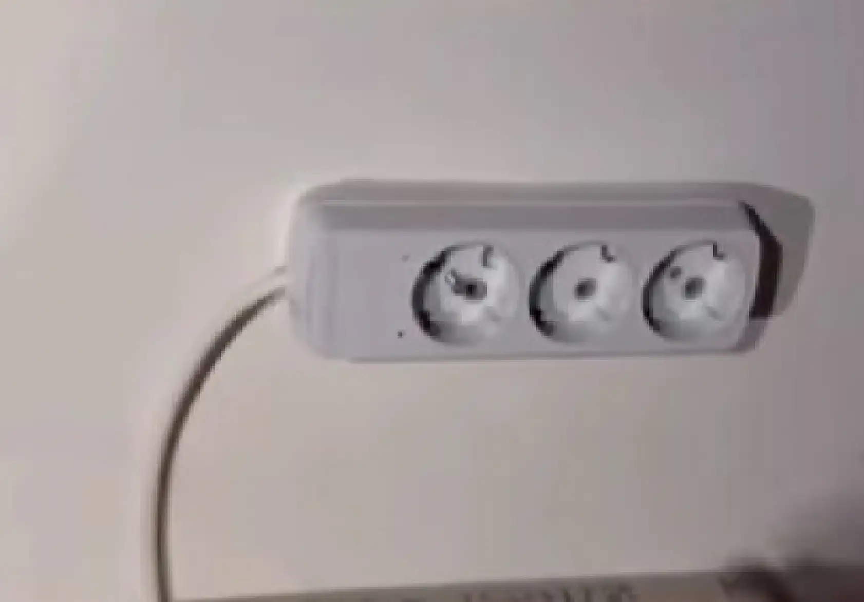 Evini aparta çevirip, prizlere gizli kamera yerleştirdi