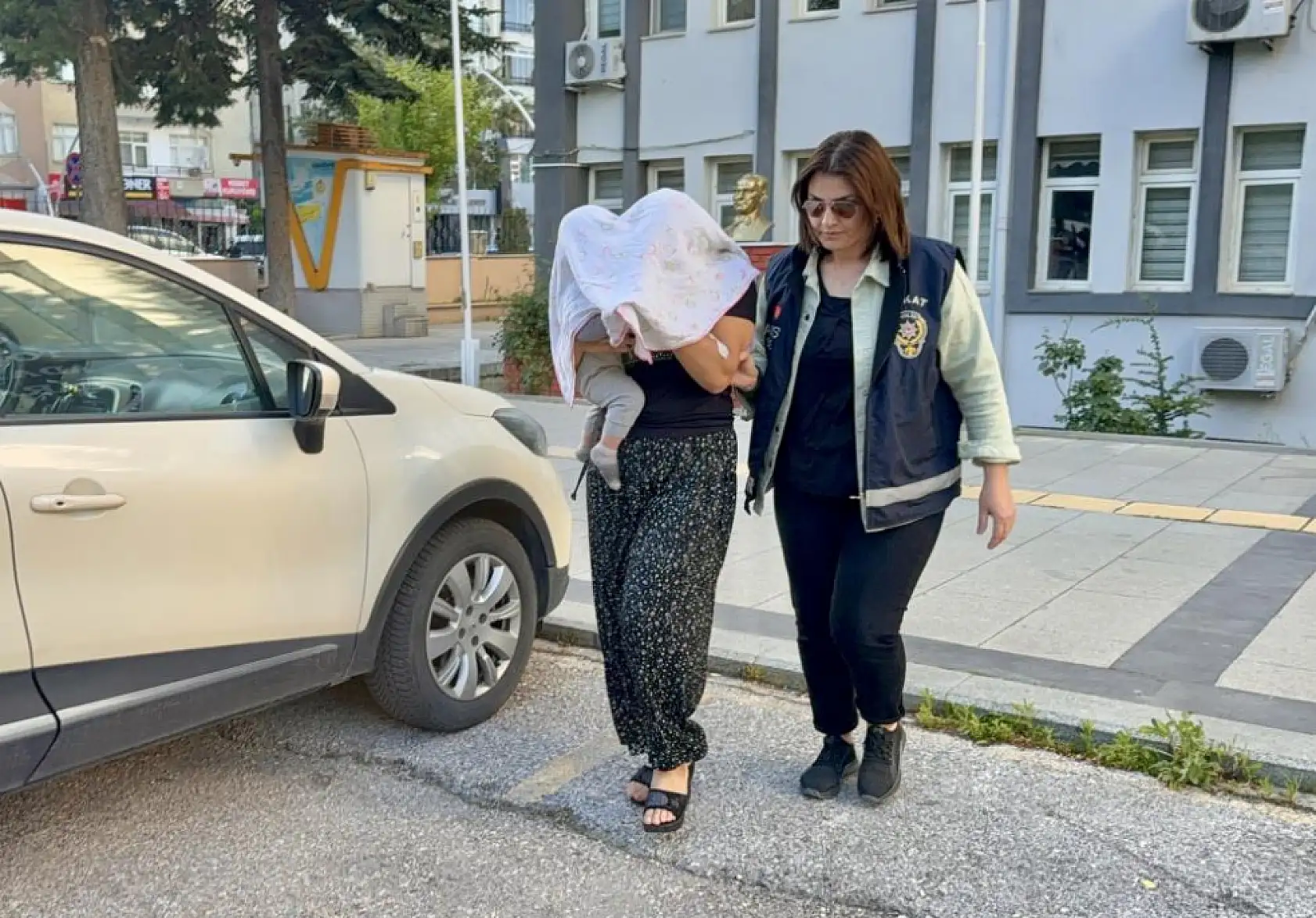 Kucağındaki bebeğiyle cezaevine gitti