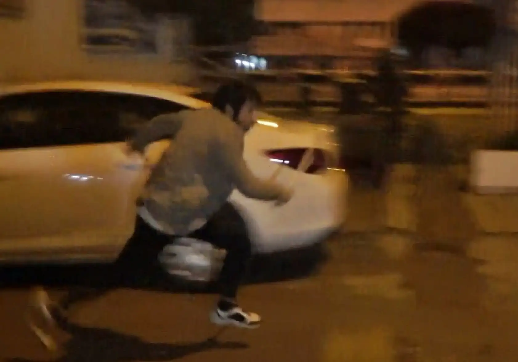 Mahallede yakmadığı yer kalmadı, bu seferki hedefi bayan kuaförü oldu