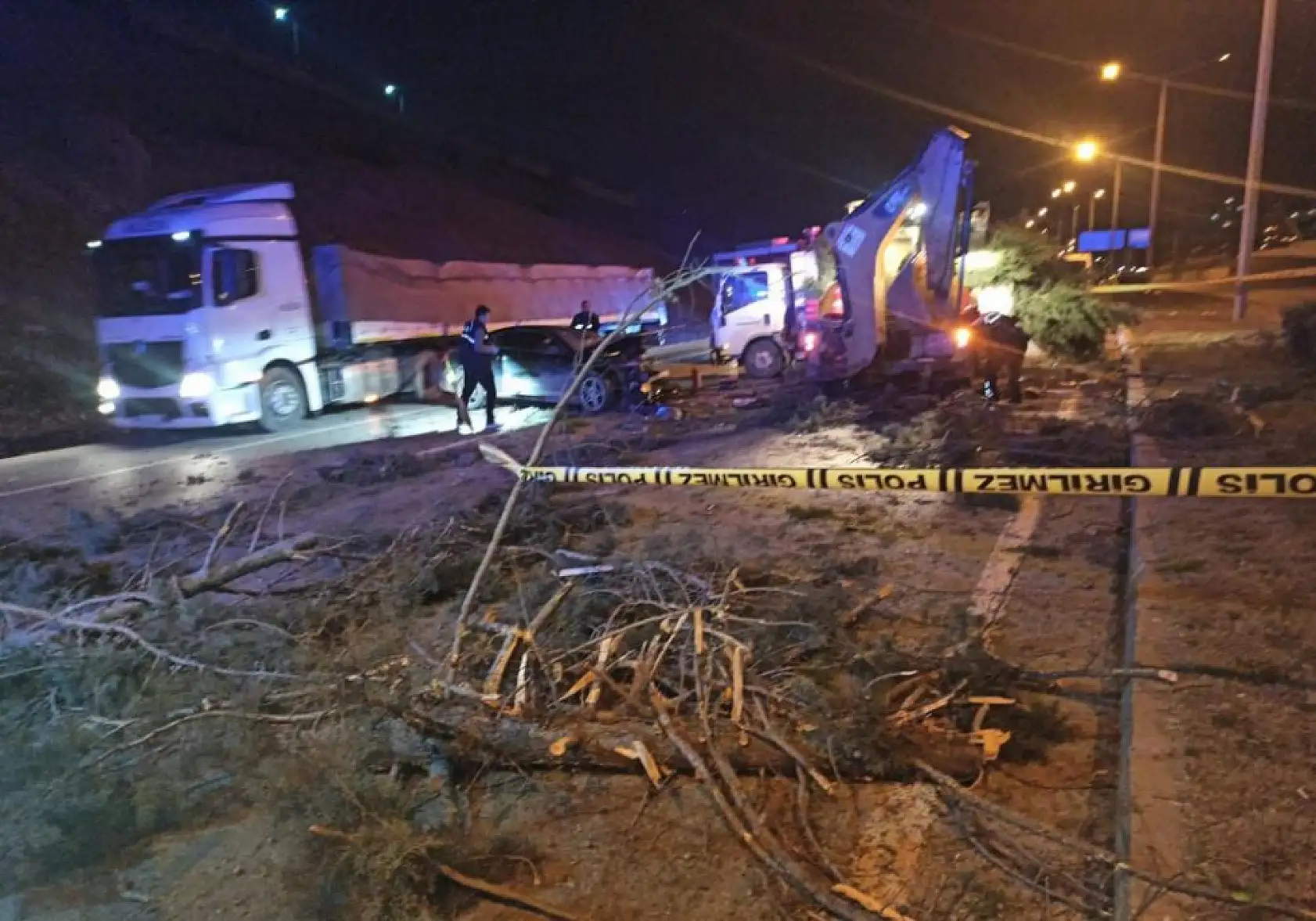 Feci kaza: Otomobil iş makinesine çarptı 1 kişi hayatını kaybetti