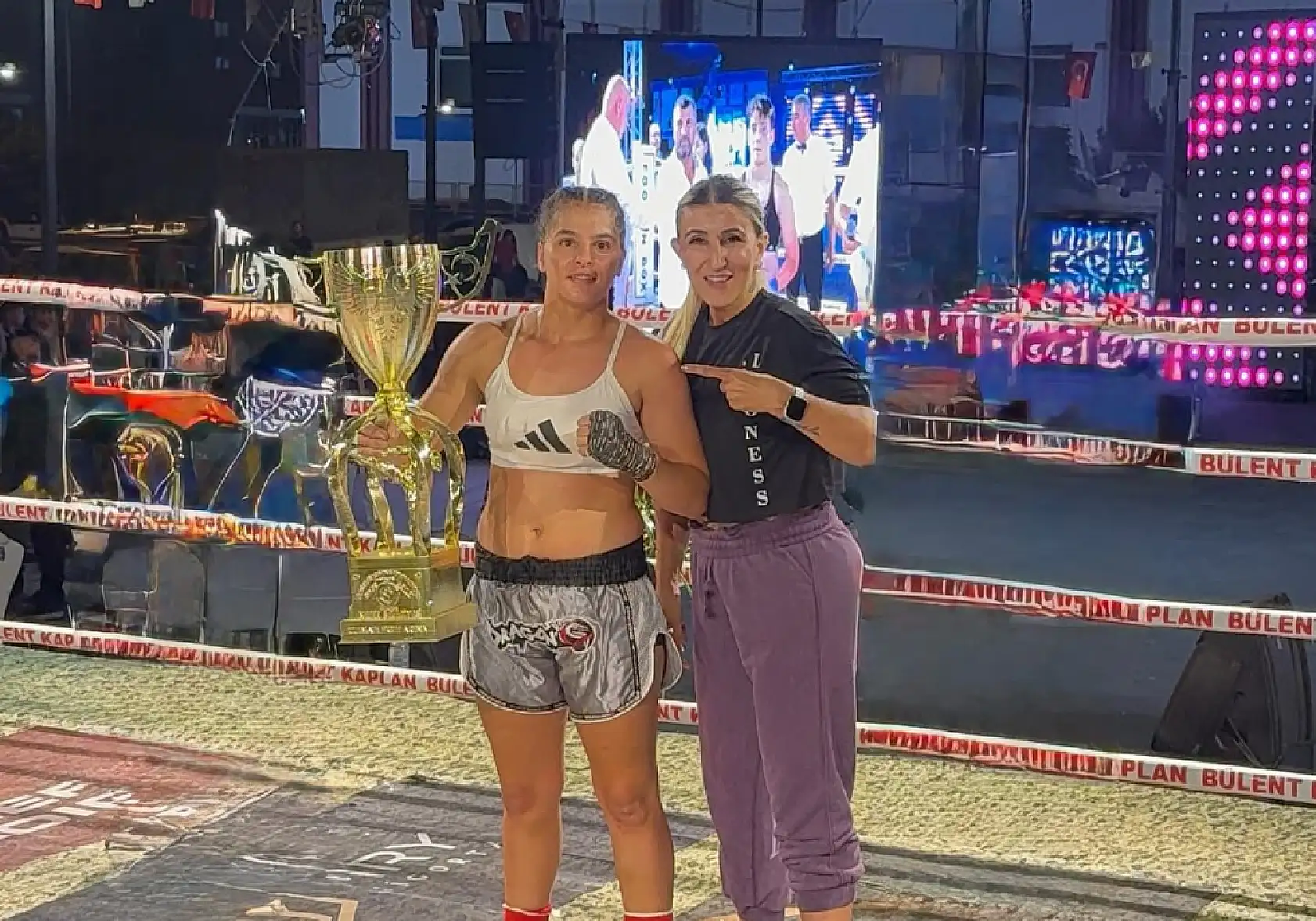 Fethiyeli Sporcular Ultimate Kickboks Şampiyonlar Galası'nda Ringdeydi