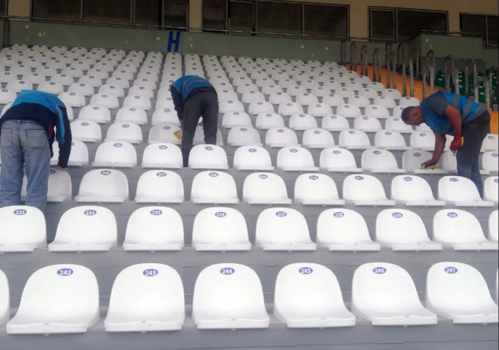 Muğla'da denetimli serbestlik yükümlüleri yapımı tamamlanan stadyumu temizledi