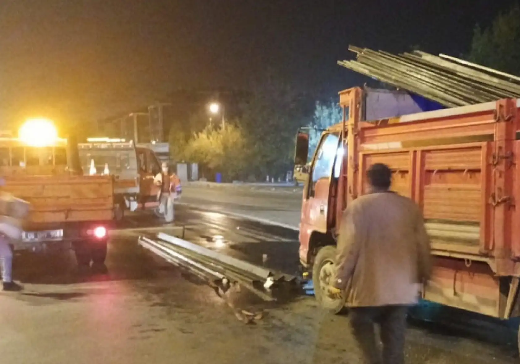 Demir yüklü kamyon tankere çarptı