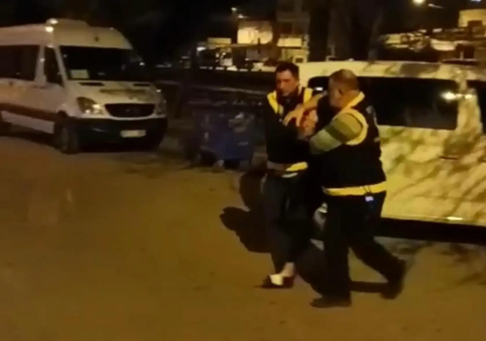 Psikolojim bozuk diyerek annesinin arabasını ateşe verdi