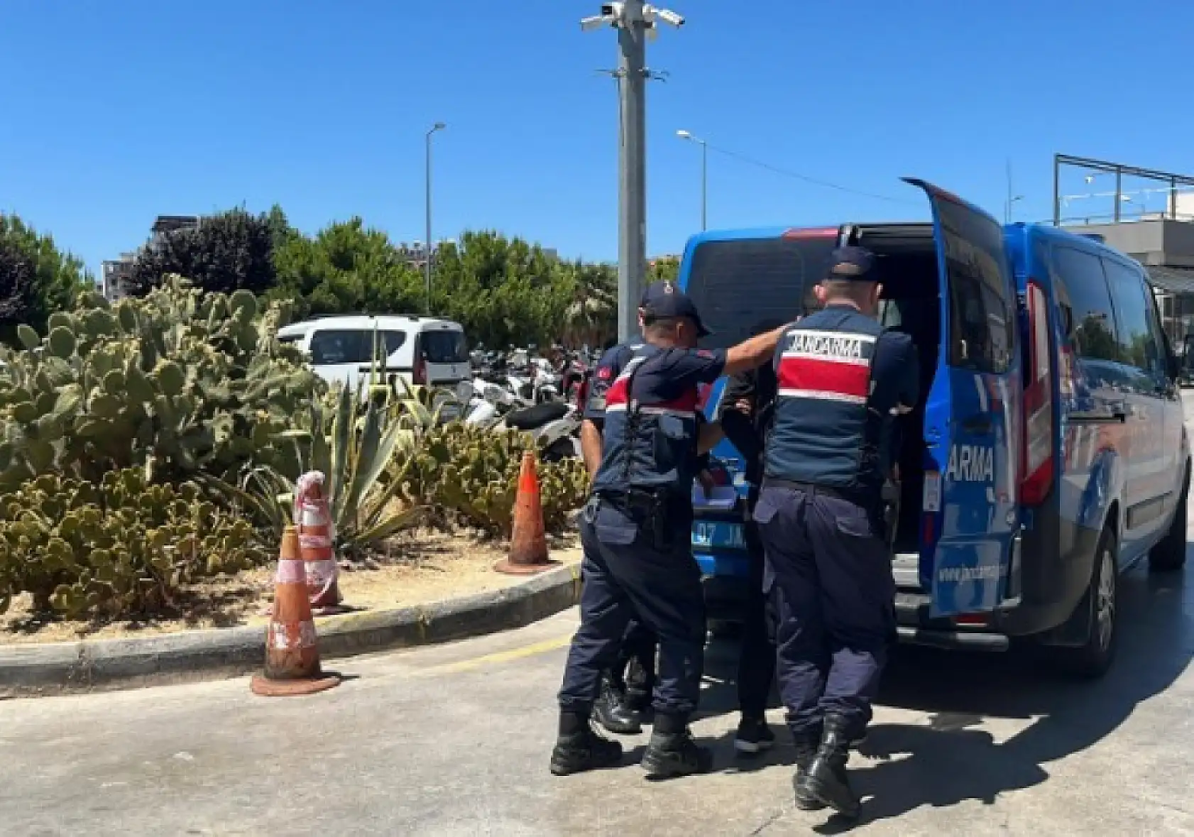 Birlikte yaşadığı eski eşini bıçakla yaraladı