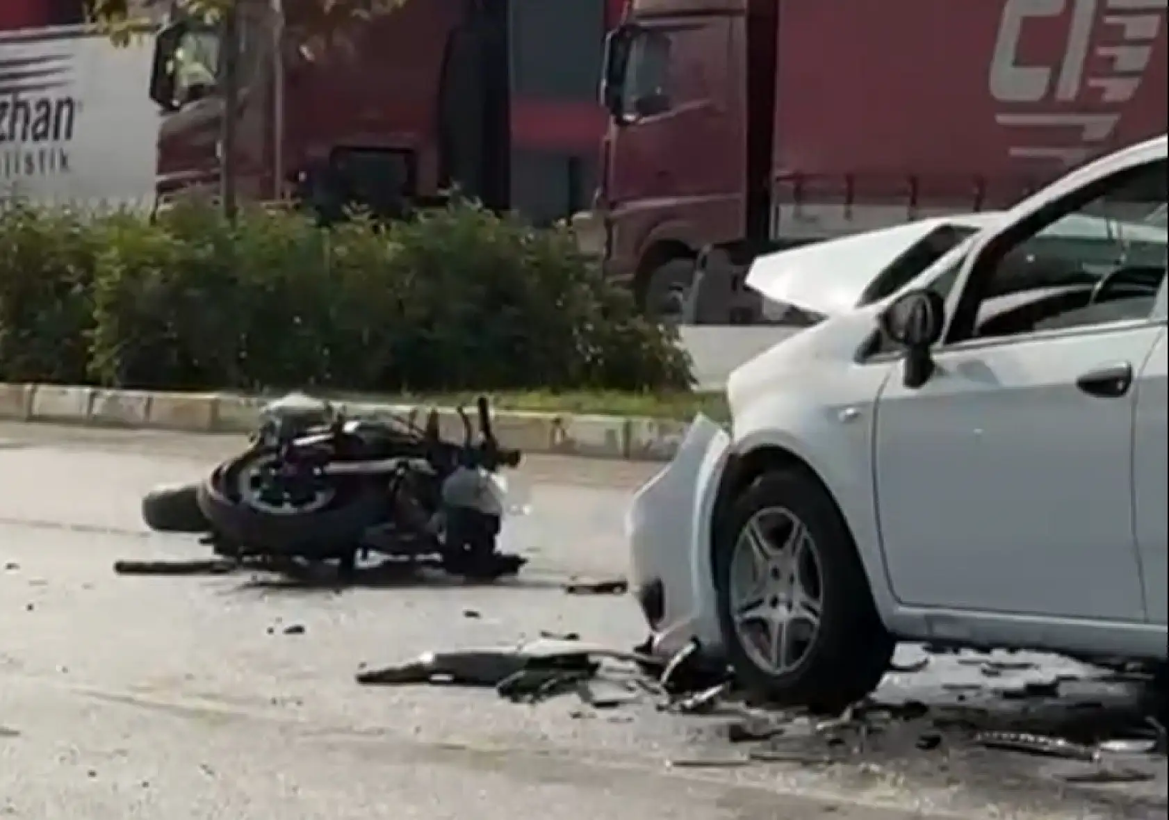 Ters şeritten gelen araç motosikletle kafa kafaya çarpıştı 1 ölü 1 yaralı