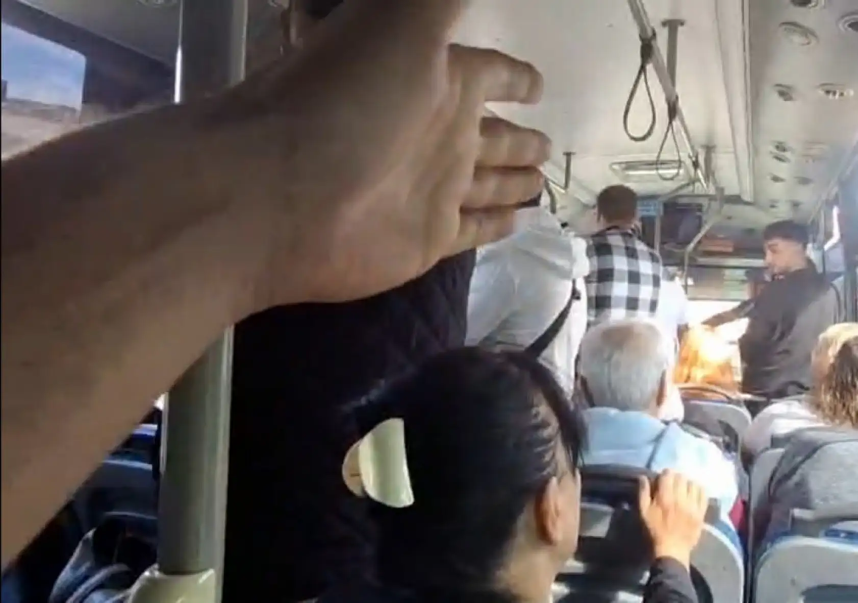 Belediye otobüs şoförünün valizleri fazla diye öğrencileri otobüse almadığı iddiası