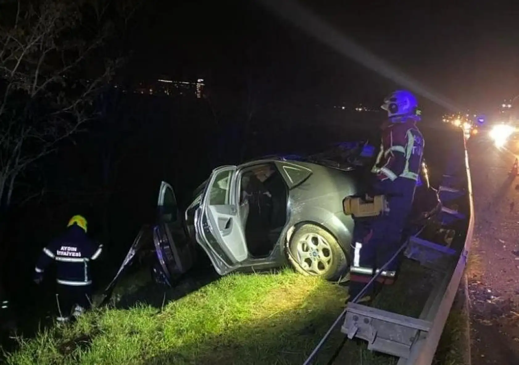Kontrolden çıkan otomobil bariyerleri aşarak yol kenarına uçtu, 1 yaralı