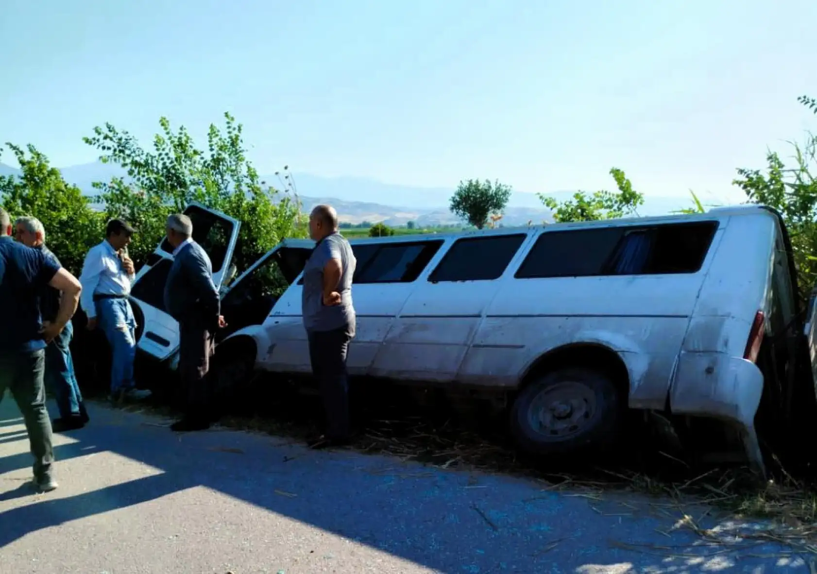 Yoldan çıkan işçi servisi sazlıkların arasına devrildi: 6 yaralı