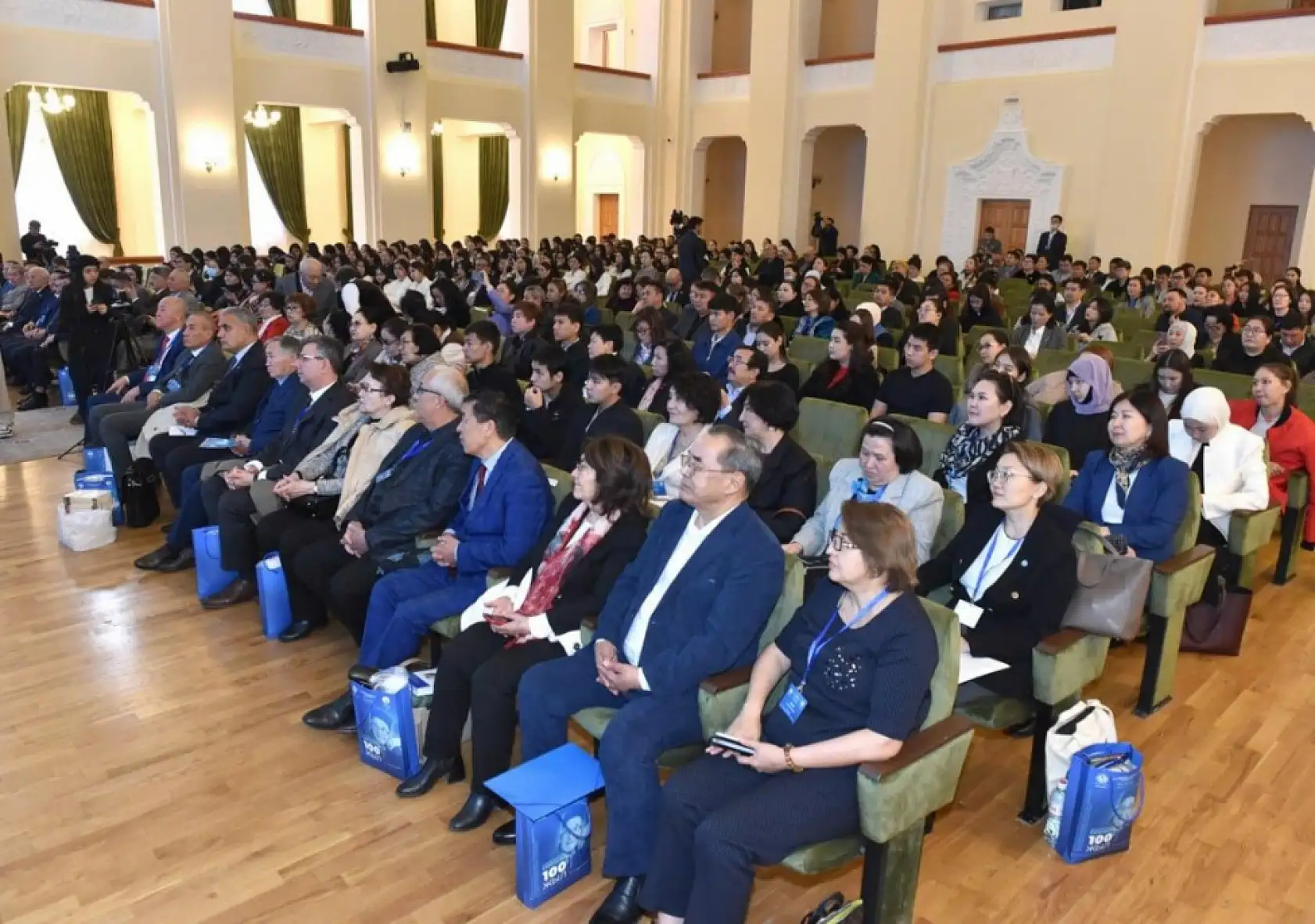MSKÜ öğretim üyesi Prof. Dr. Koç'a Kazakistan'da 'Hizmet Nişanı' verildi