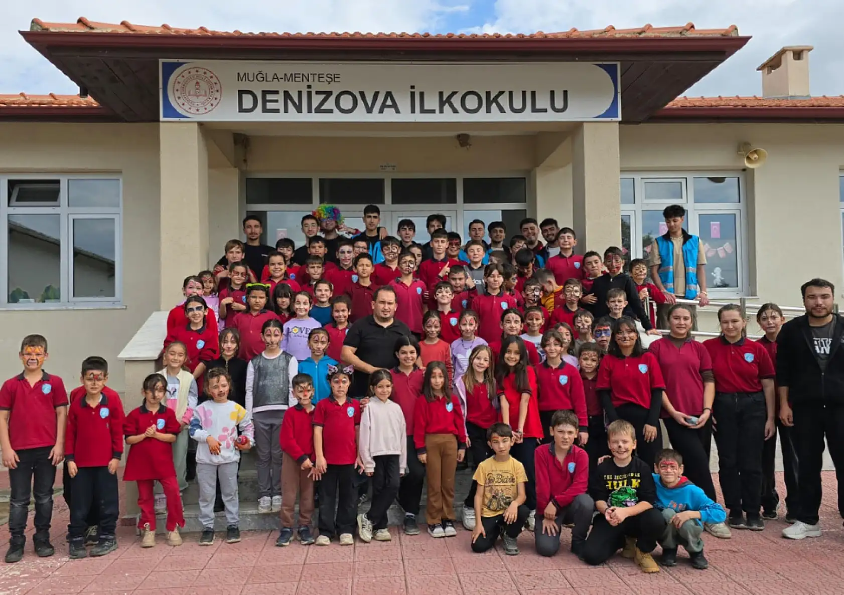 Muğla'da 'Merkezim Her Yerde' projesiyle köy okuluna neşe geldi