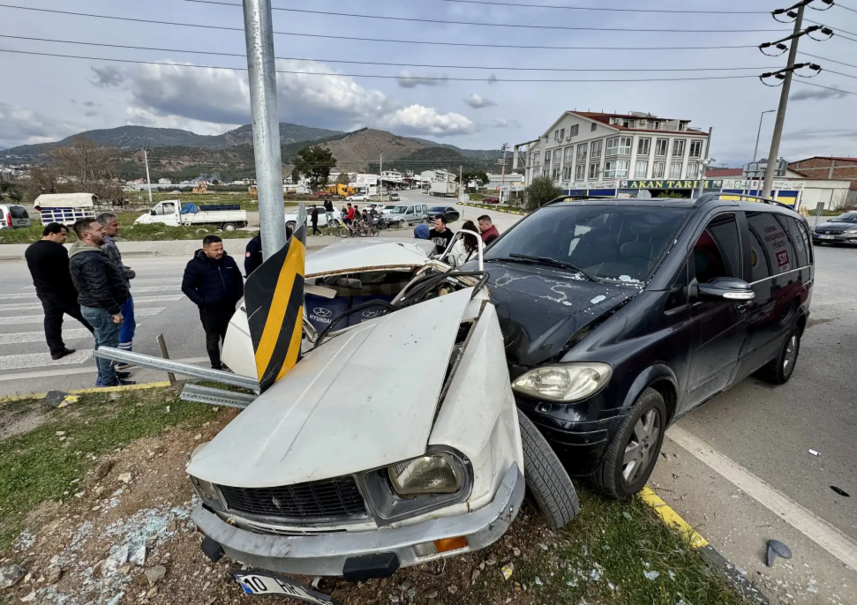 Fethiye'de minibüsle çarpışan otomobilin sürücüsü yaralandı