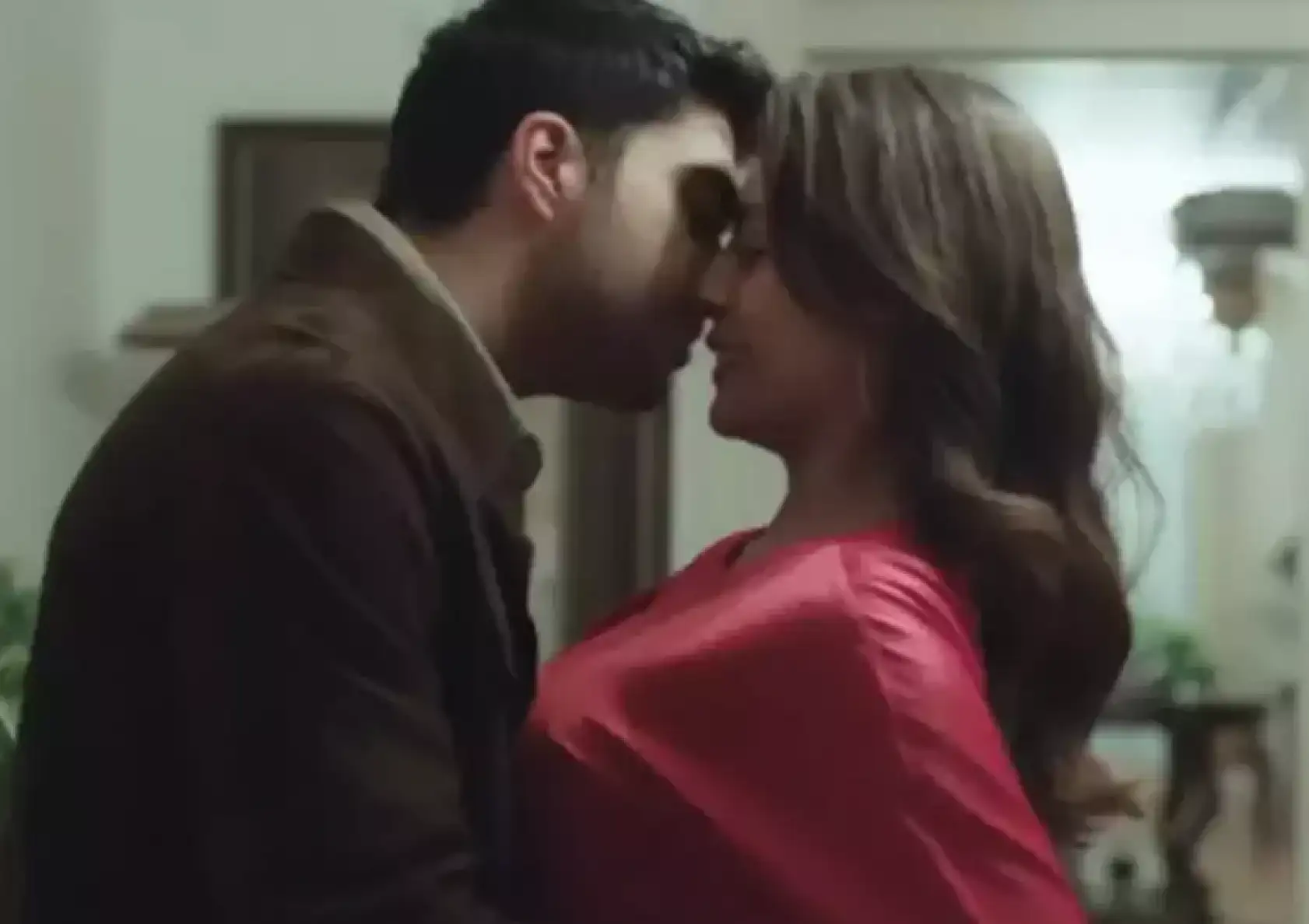 Öpüşme krizi! Kızılcık Şerbeti'nde olanlar oldu