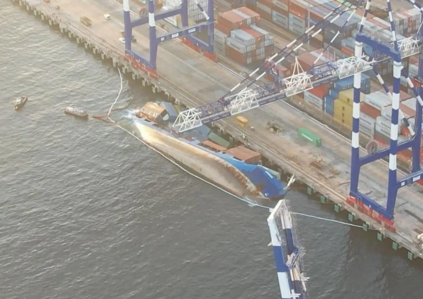 İstanbul Ambarlı Mardaş Limanı'nda su alan gemi yan yattı