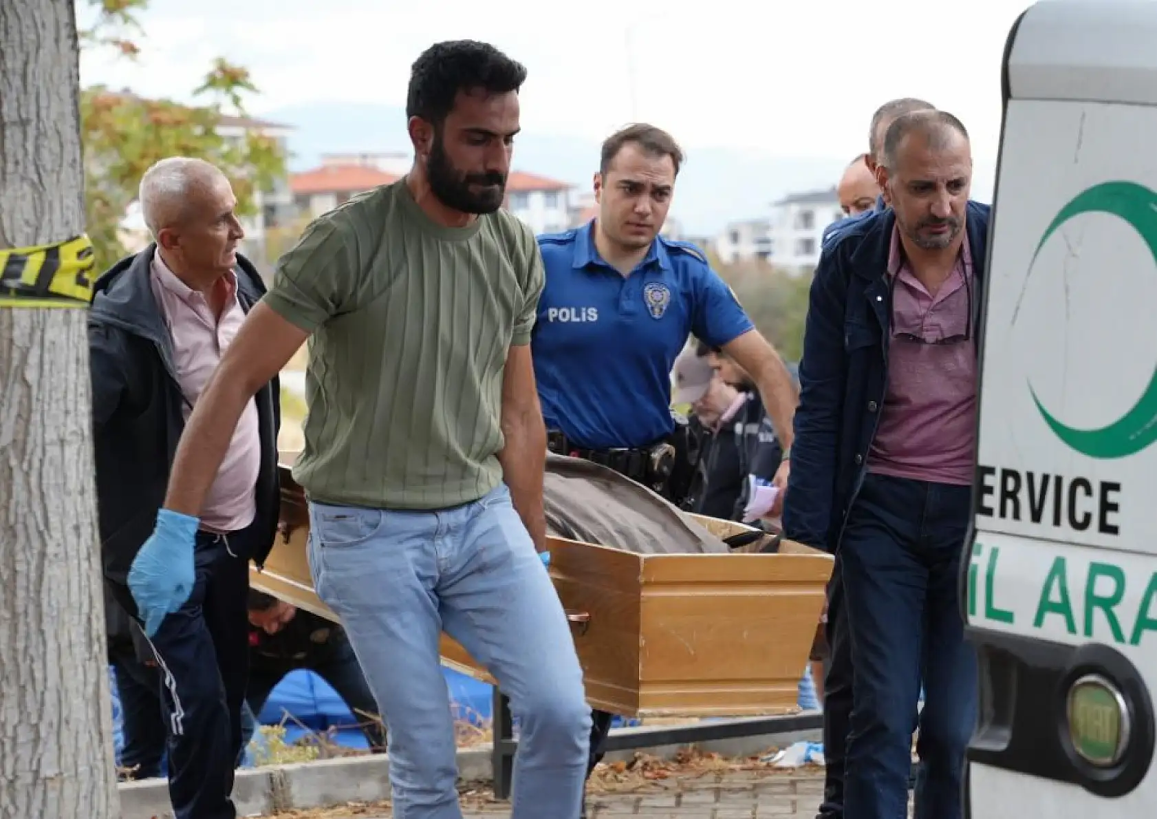 Aracını durdurdu, bankta kendini vurdu