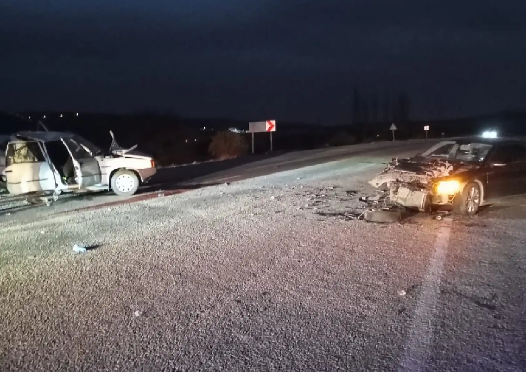 İki otomobil çarpıştı: 1 ölü, 3 yaralı