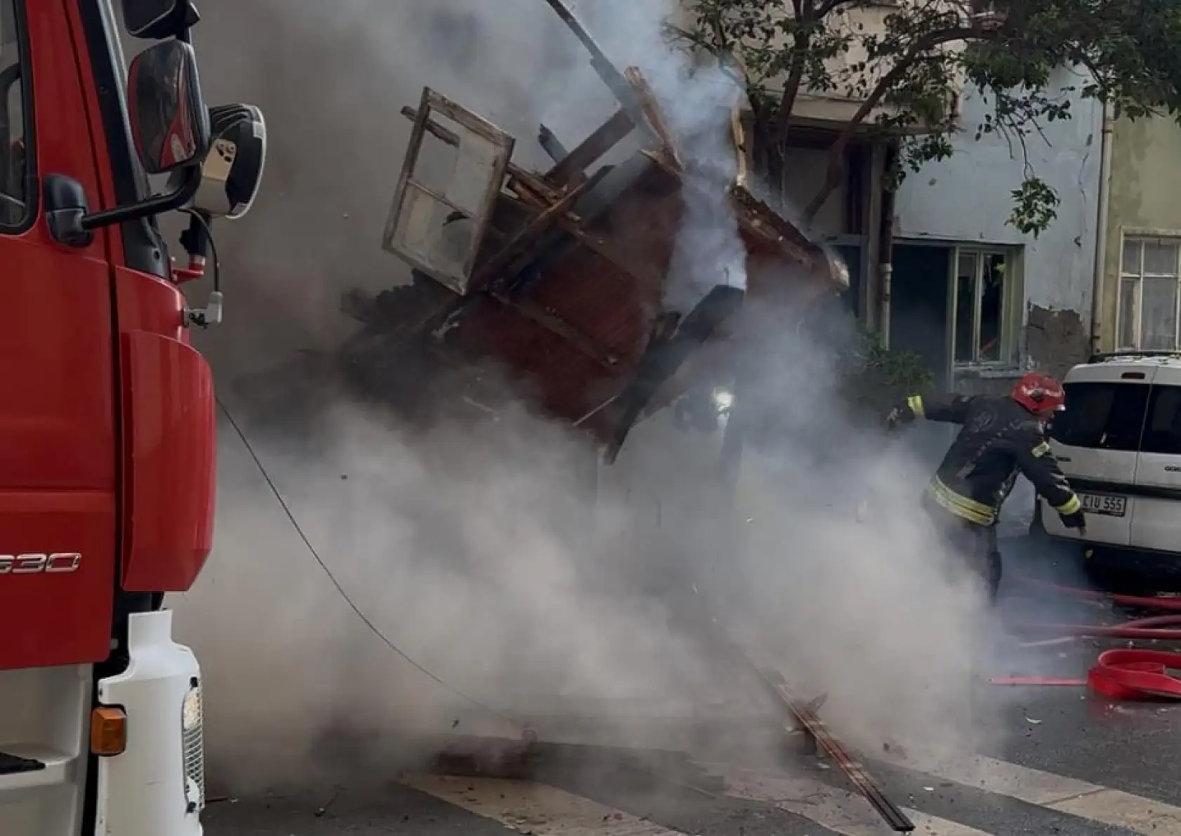 2 ev alev alev yandı: Yanan ahşap ev duvarı 2 itfaiye erinin üzerine düştü