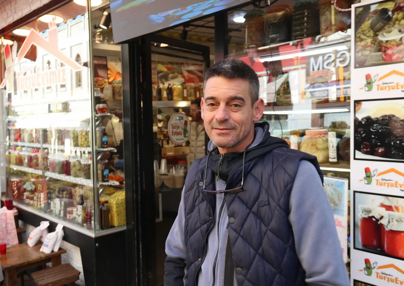 Neşeli Günler filmi gerçek oldu: Eşinin dükkanı karşısına turşucu açtı