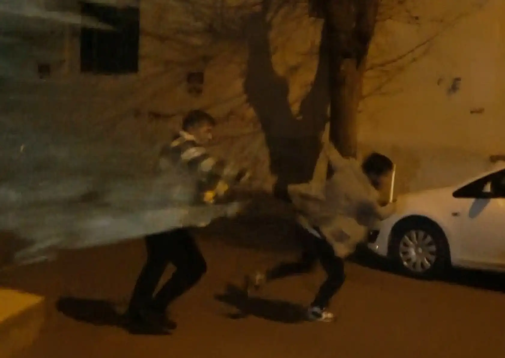 Mahallede yakmadığı yer kalmadı, bu seferki hedefi bayan kuaförü oldu