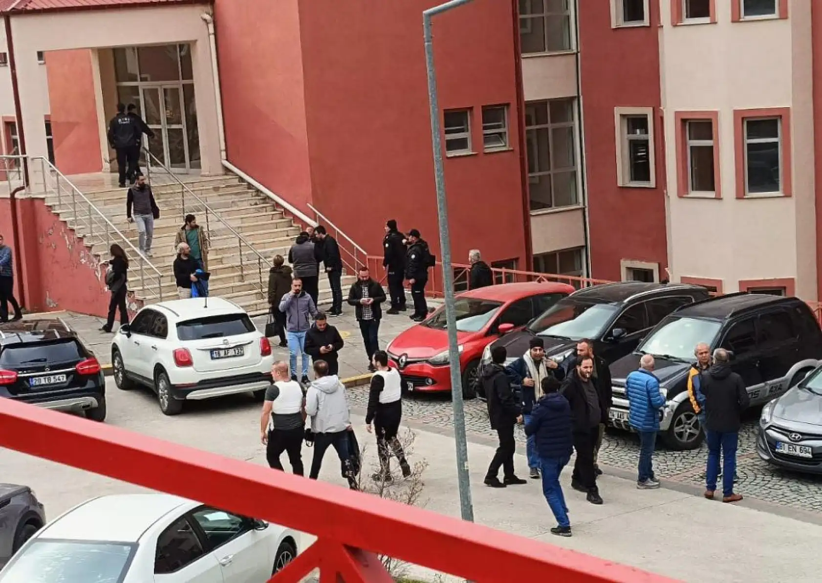 Üniversitede Personel Rehin Alındı, Polis İkna Çabalarını Sürdürüyor