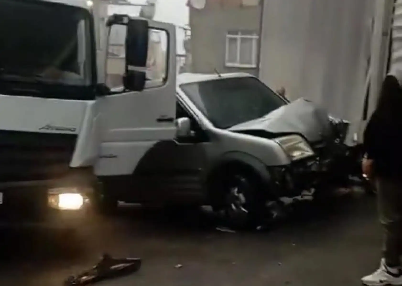 Freni boşalan kamyonun kapısında asılı kaldı