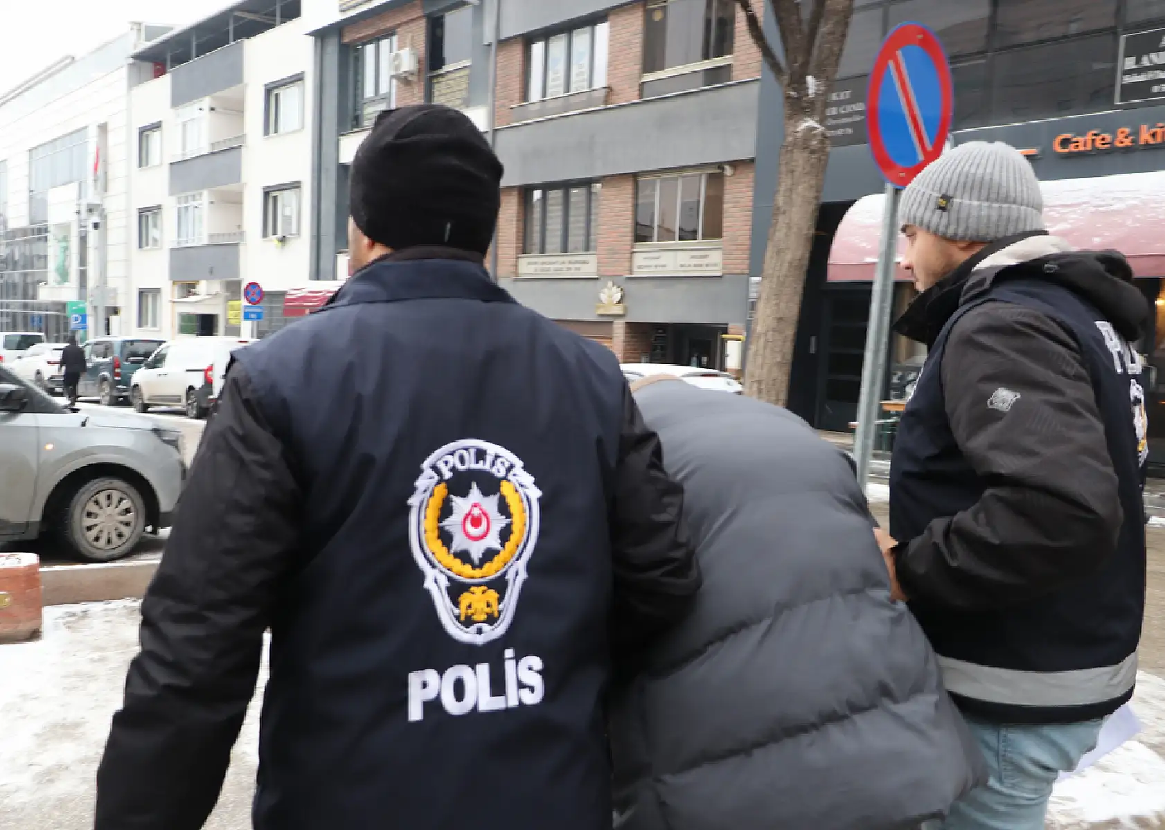 Üvey babasını bıçakla ağır yaralayan şahıs tutuklandı