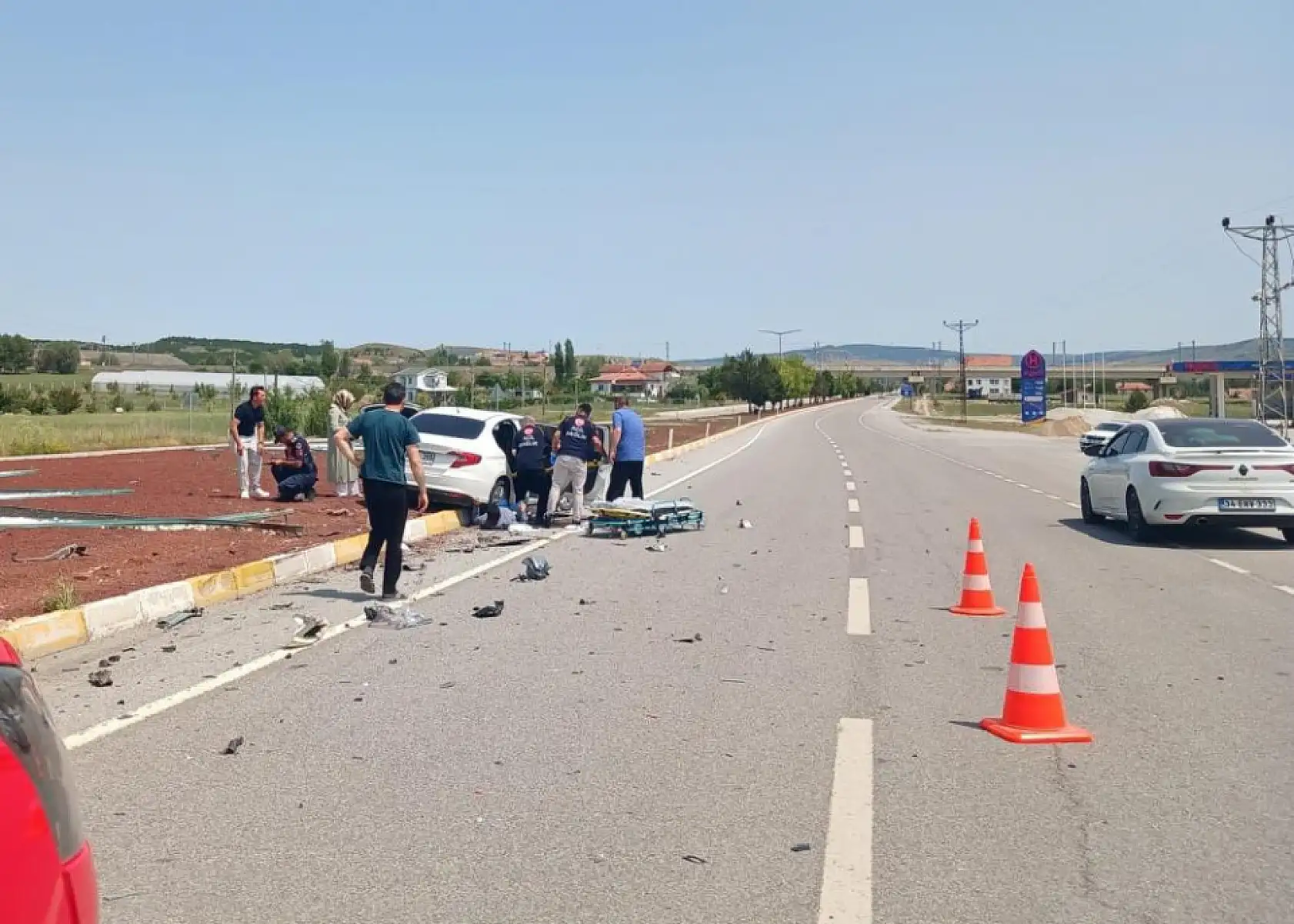 İki otomobil kavşakta çarpıştı: 1 ölü, 4 yaralı