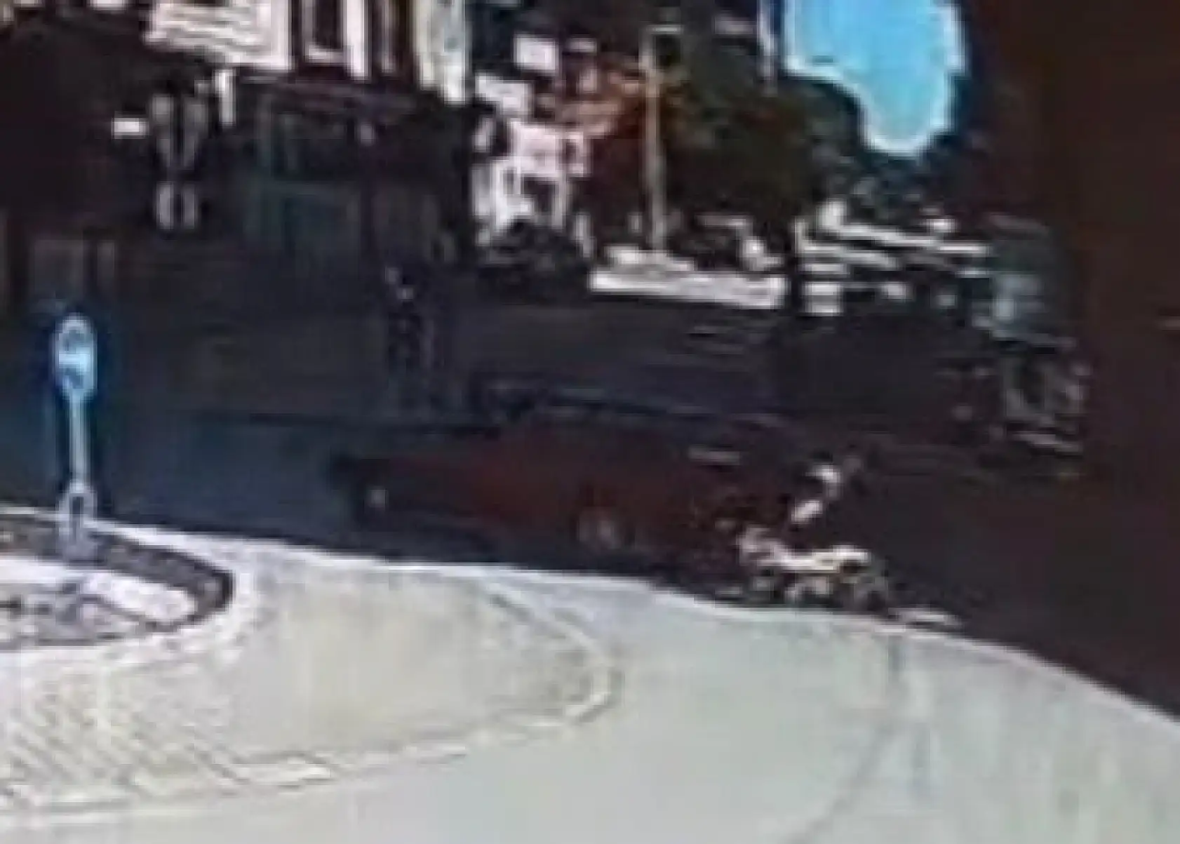Aniden kavşağa giren otomobil, kadın motosiklet sürücüne çarptı