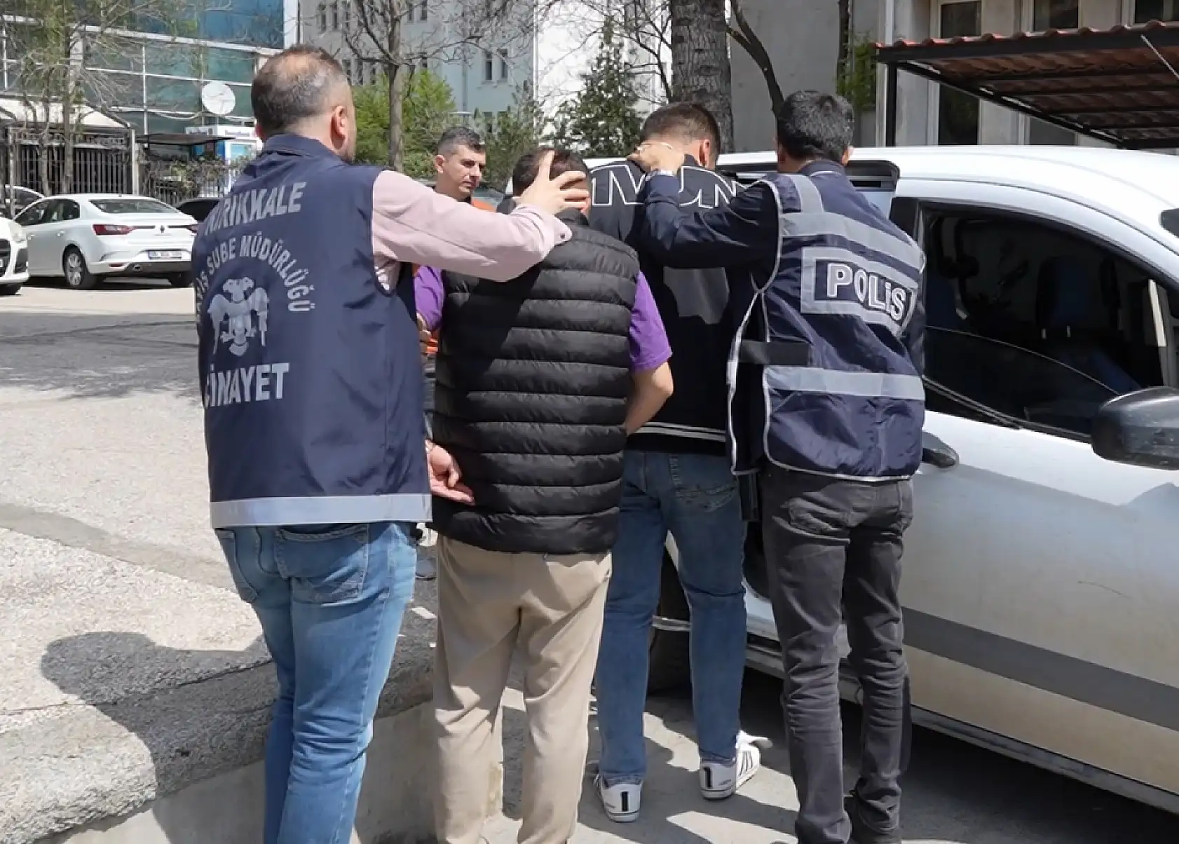 Eşinin telefonuna mesaj atan akrabasını sokak ortasında vurdu: 5 gözaltı