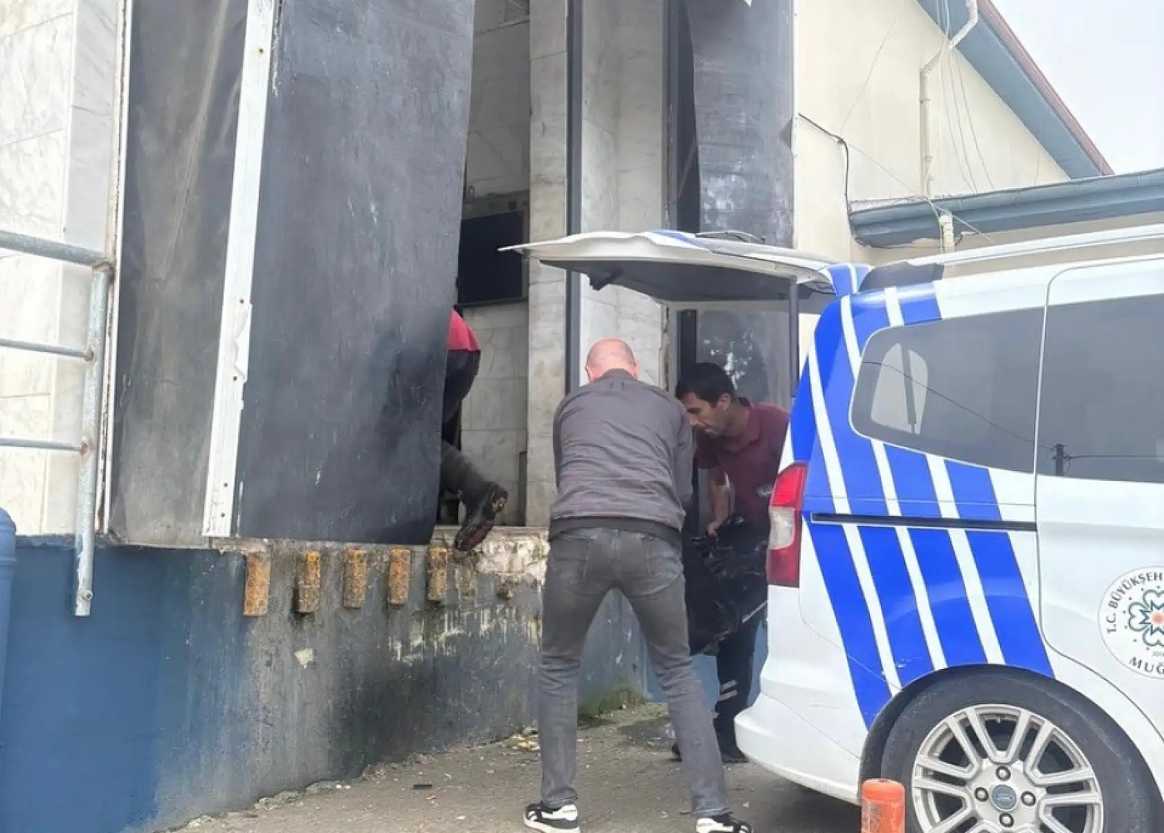 Menteşe otogarında sağlıksız tavuk döner ele geçirildi