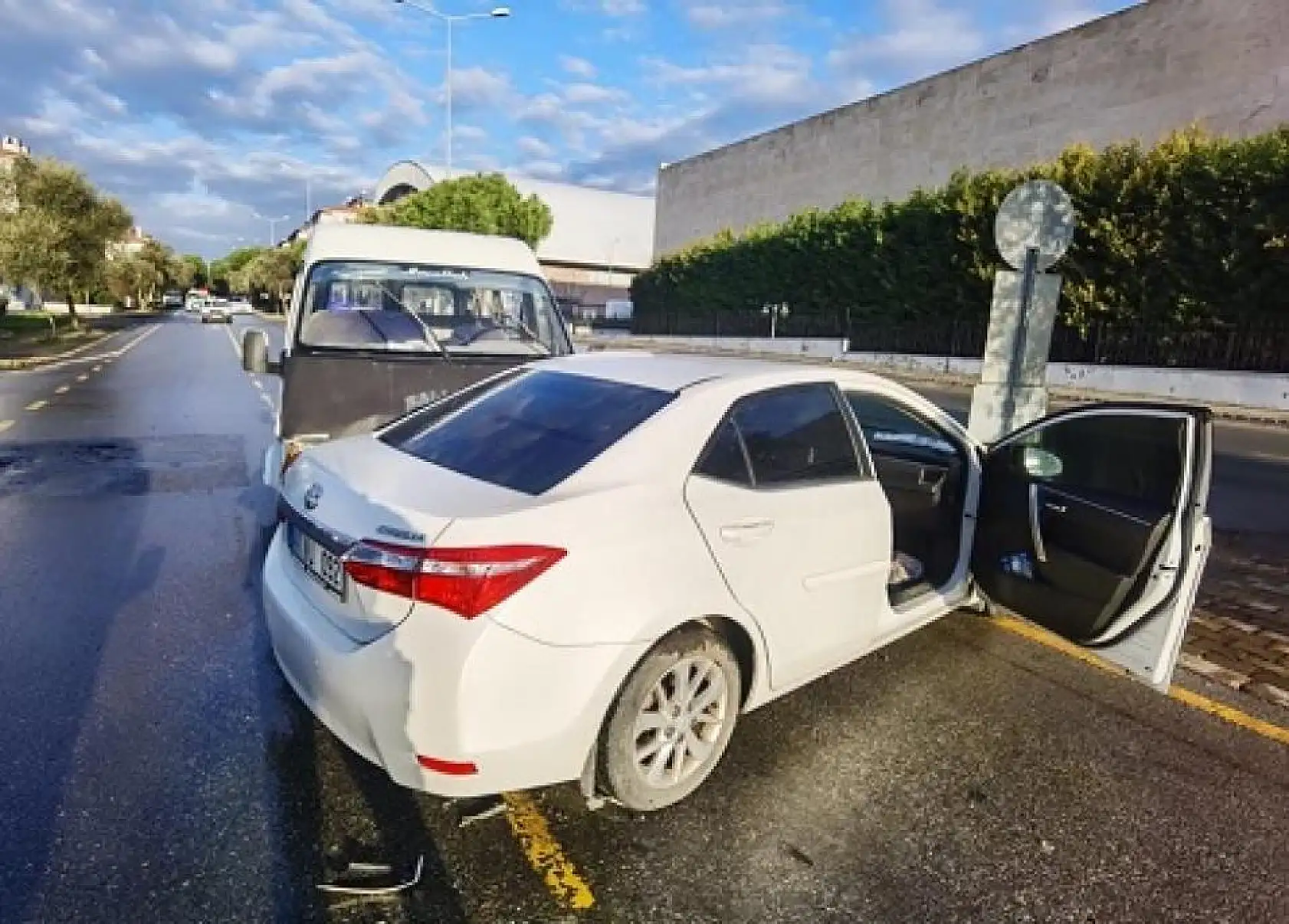 Muğla'da otomobil ile ticari araç çarpıştı, 1 yaralı