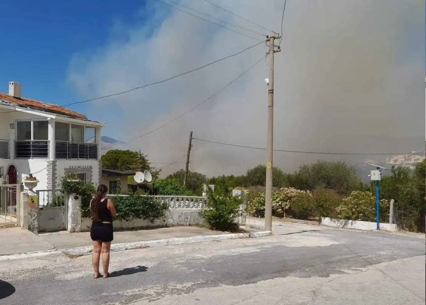 İzmir'de Çeşme'de yangın büyüdü, 5 uçak ve 18 helikopterle müdahele sürüyor