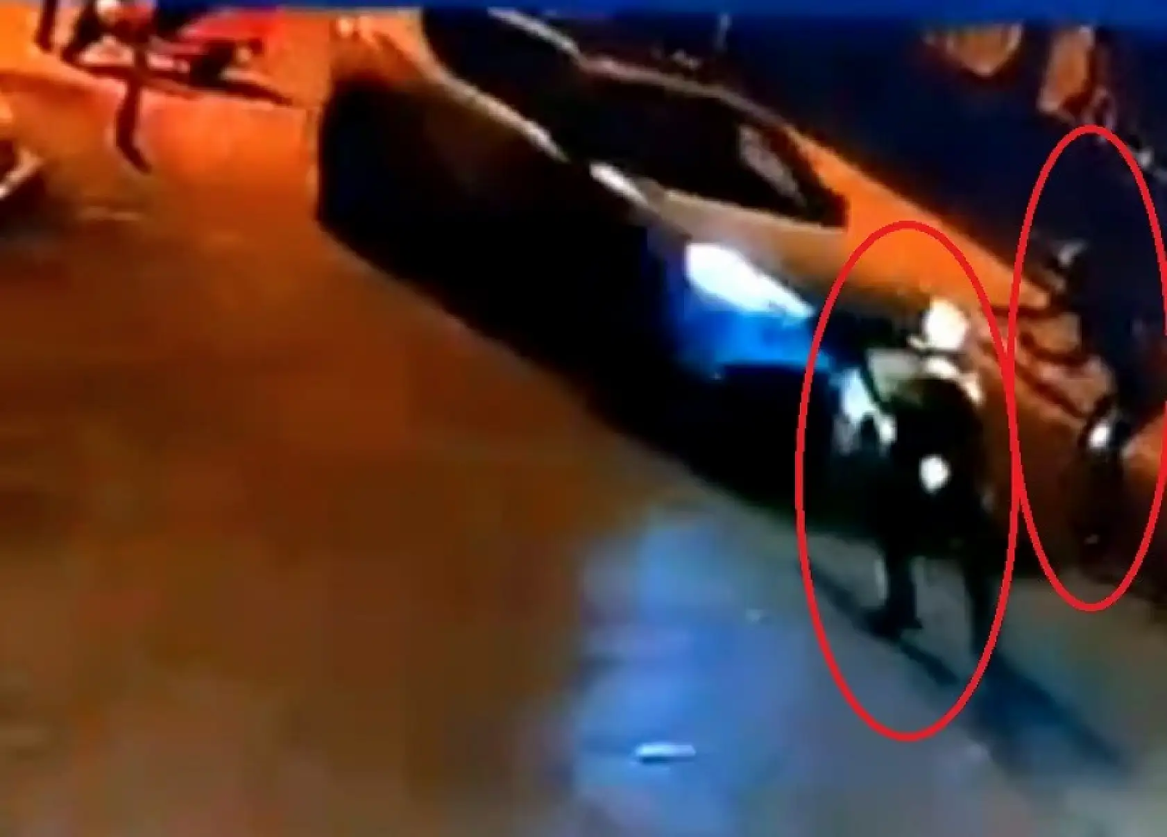 Denetimi görünce kaçan alkollü sürücü, önüne çıkan polislere çarpıp kaçtı