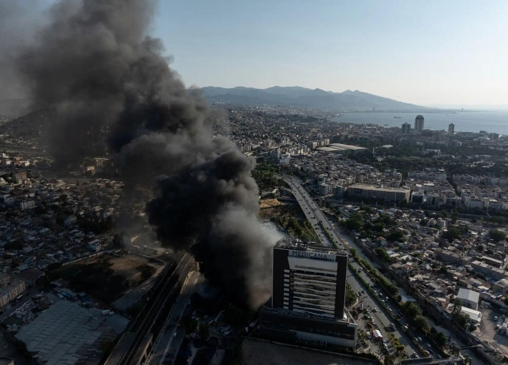 İzmir'de depoda çıkan yangına müdahale ediliyor