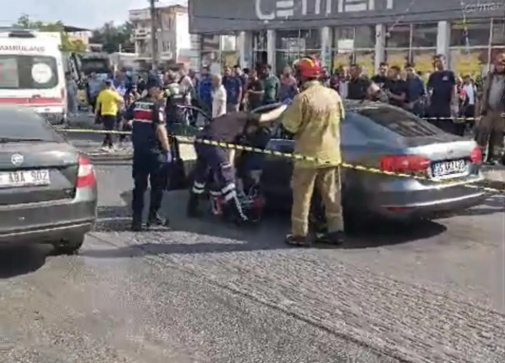 İzmir-Aydın Yolu'nda otomobile silahlı saldırı: Aynı aileden 3 kişi öldü