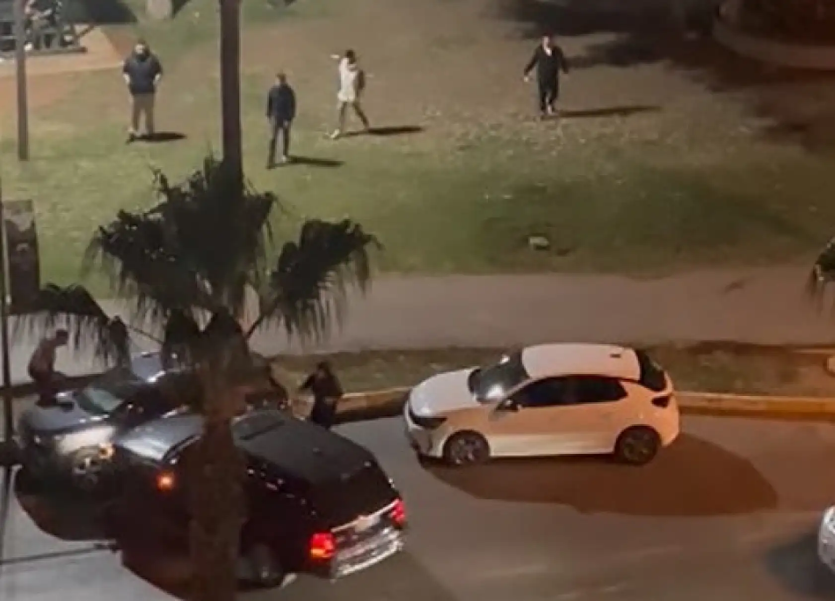 Arabayı Gençlerin Üzerine Sürdü, Silahlı Arbede Çıktı