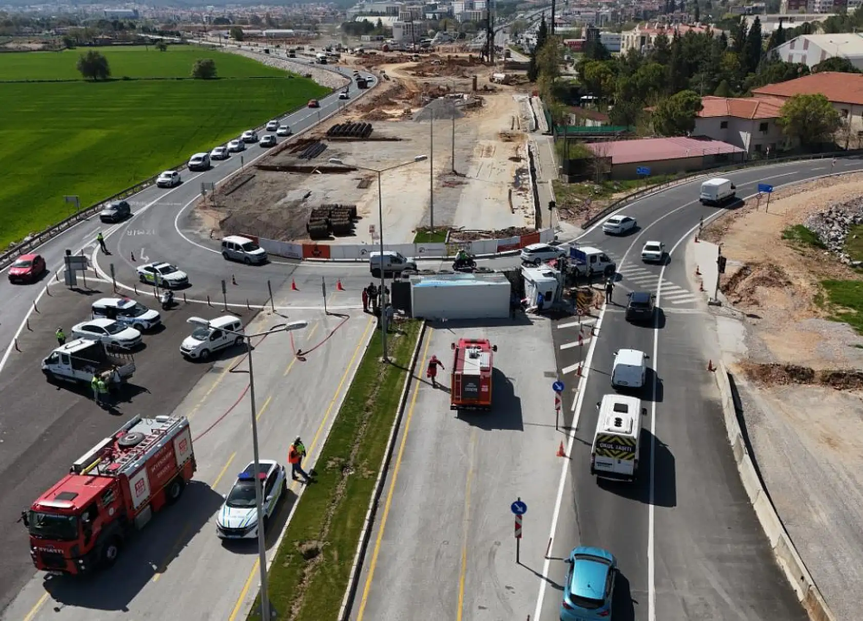 Muğla'da facianın eşiğinden dönüldü! Doğalgaz yüklü tır virajda devrildi