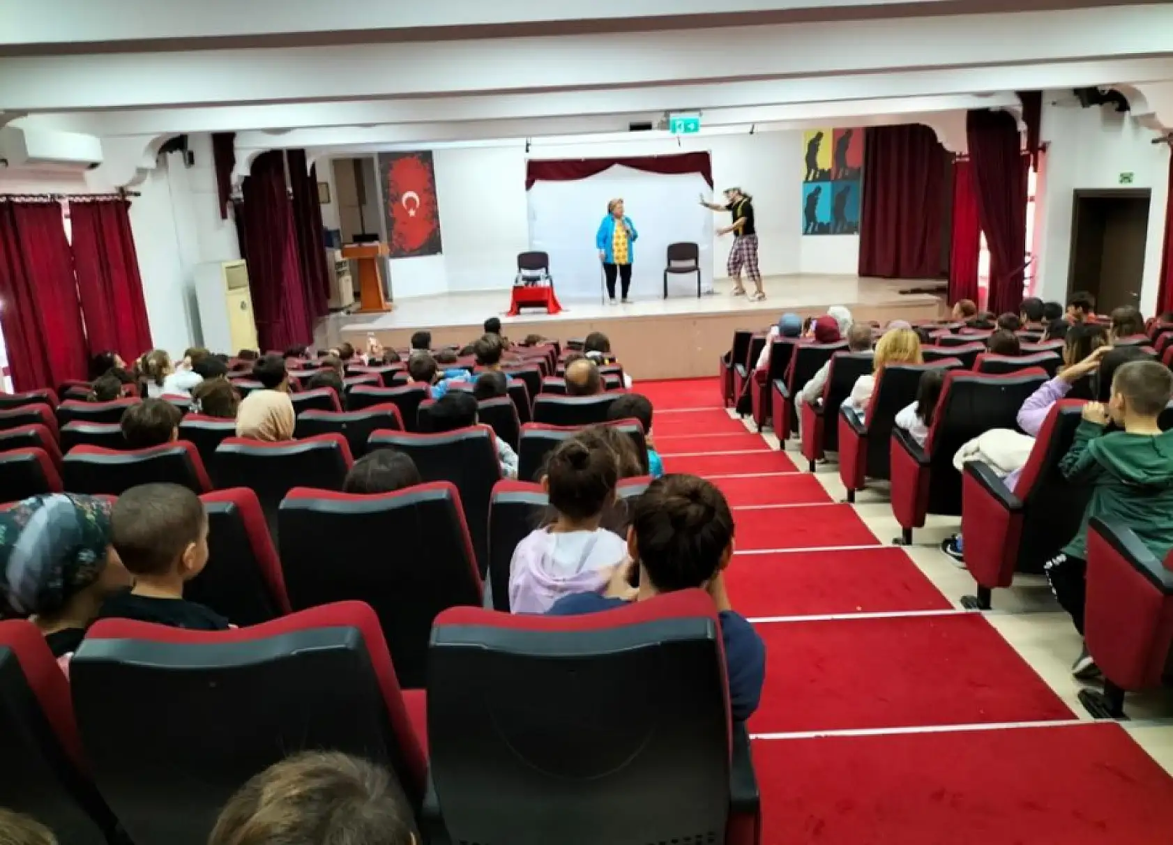 Köyceğiz'de çocuklar tiyatro oyunuyla eğlendi