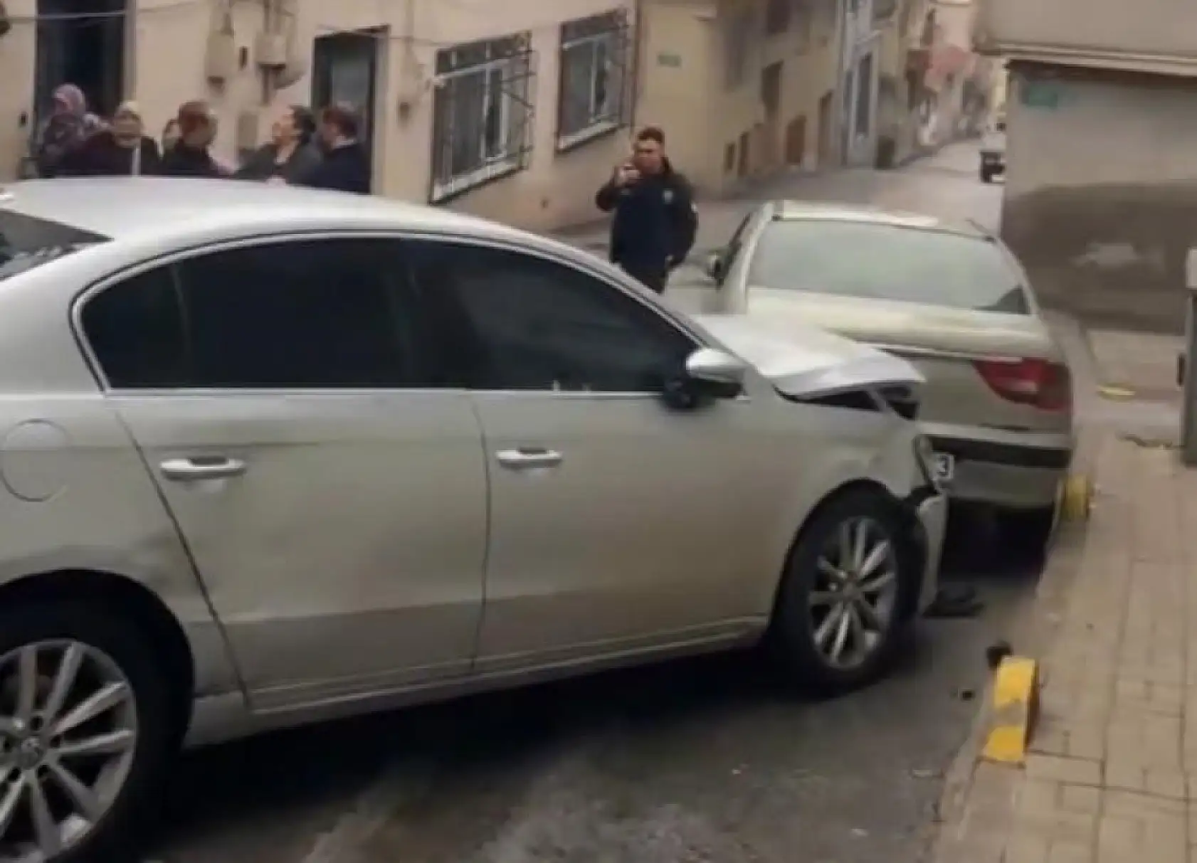 Freni boşalan kamyonun kapısında asılı kaldı